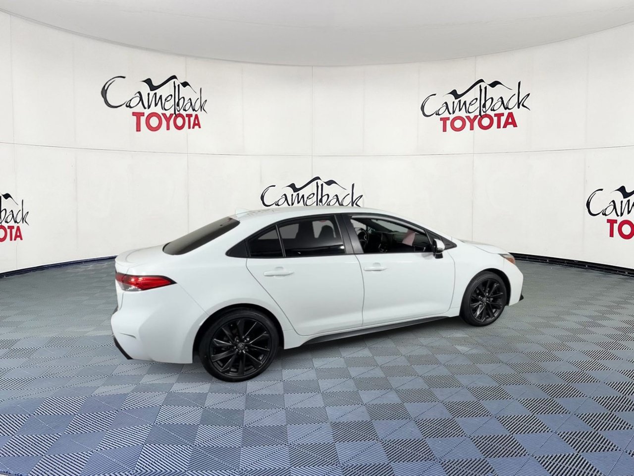 Used 2024 Toyota Corolla SE FWD image 2