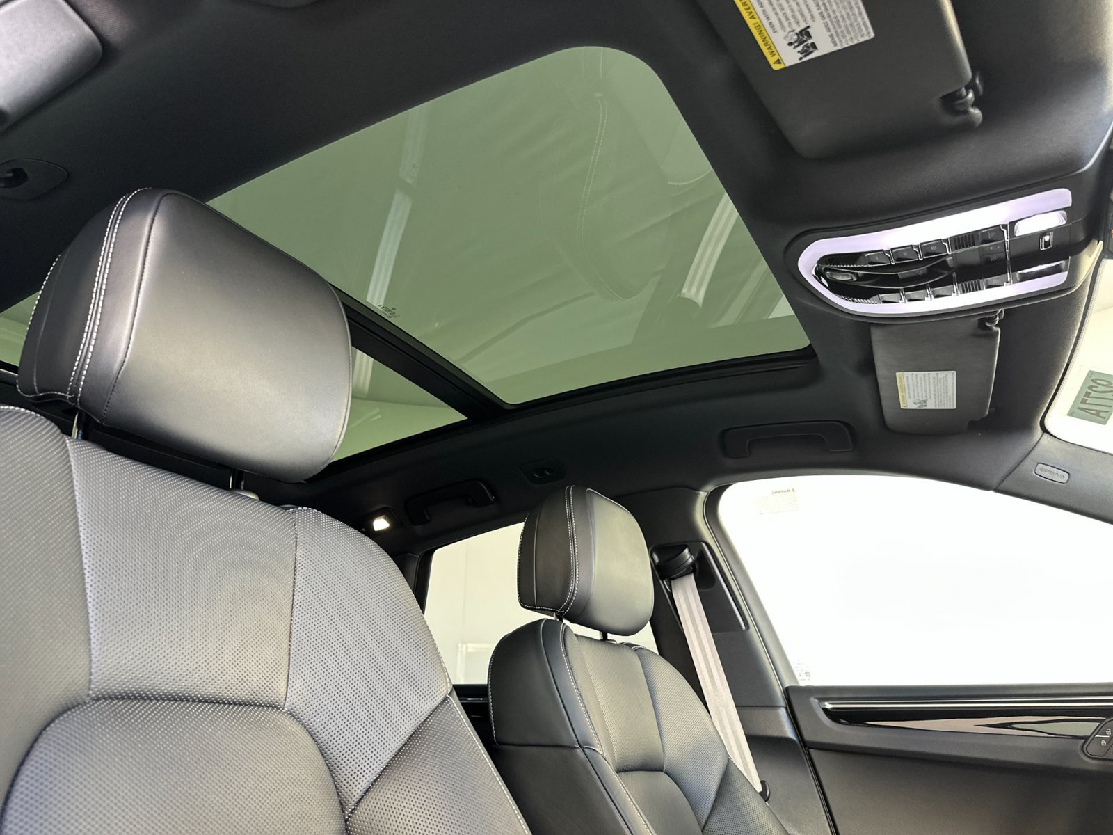 Certified 2025 Porsche Macan AWD/4WD image 19