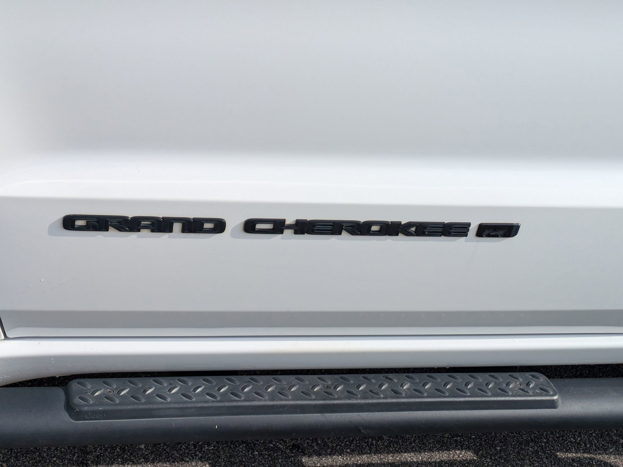 Used 2022 Jeep Grand Cherokee Laredo X image 32