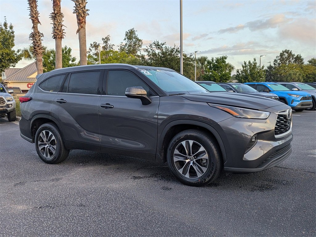 Used 2022 Toyota Highlander XLE image 2
