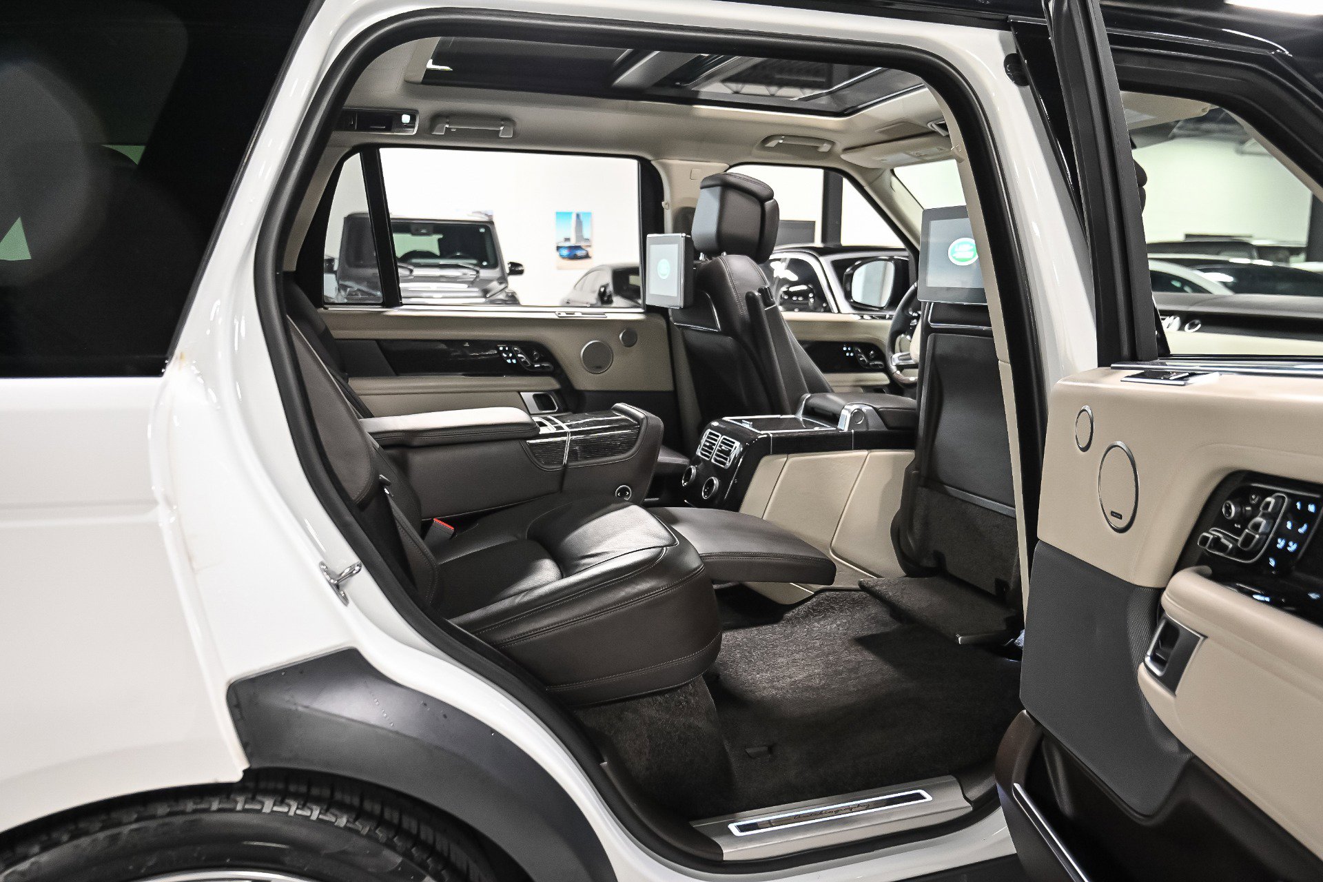 Used 2020 Land Rover Range Rover Long Wheelbase Autobiography image 6