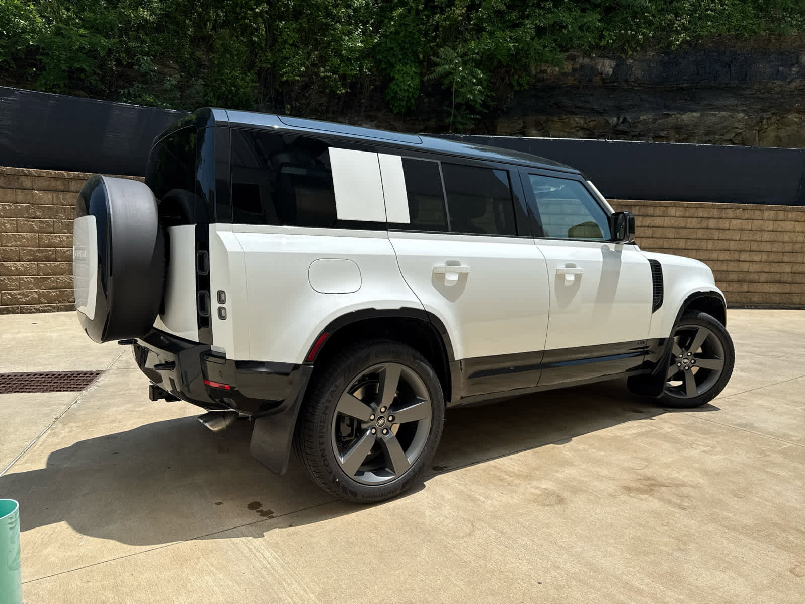 New 2025 Land Rover Defender 110 V8 image 3