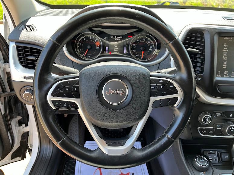 Used 2018 Jeep Cherokee Latitude Plus w/ Cold Weather Group AWD/4WD image 12