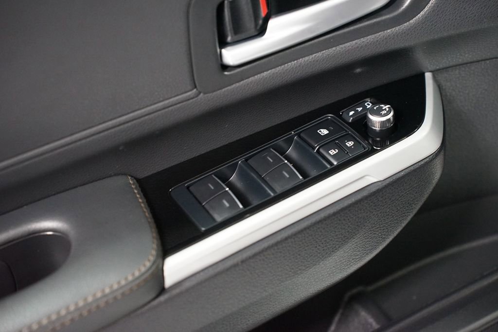 Used 2025 Toyota Sienna Limited image 32