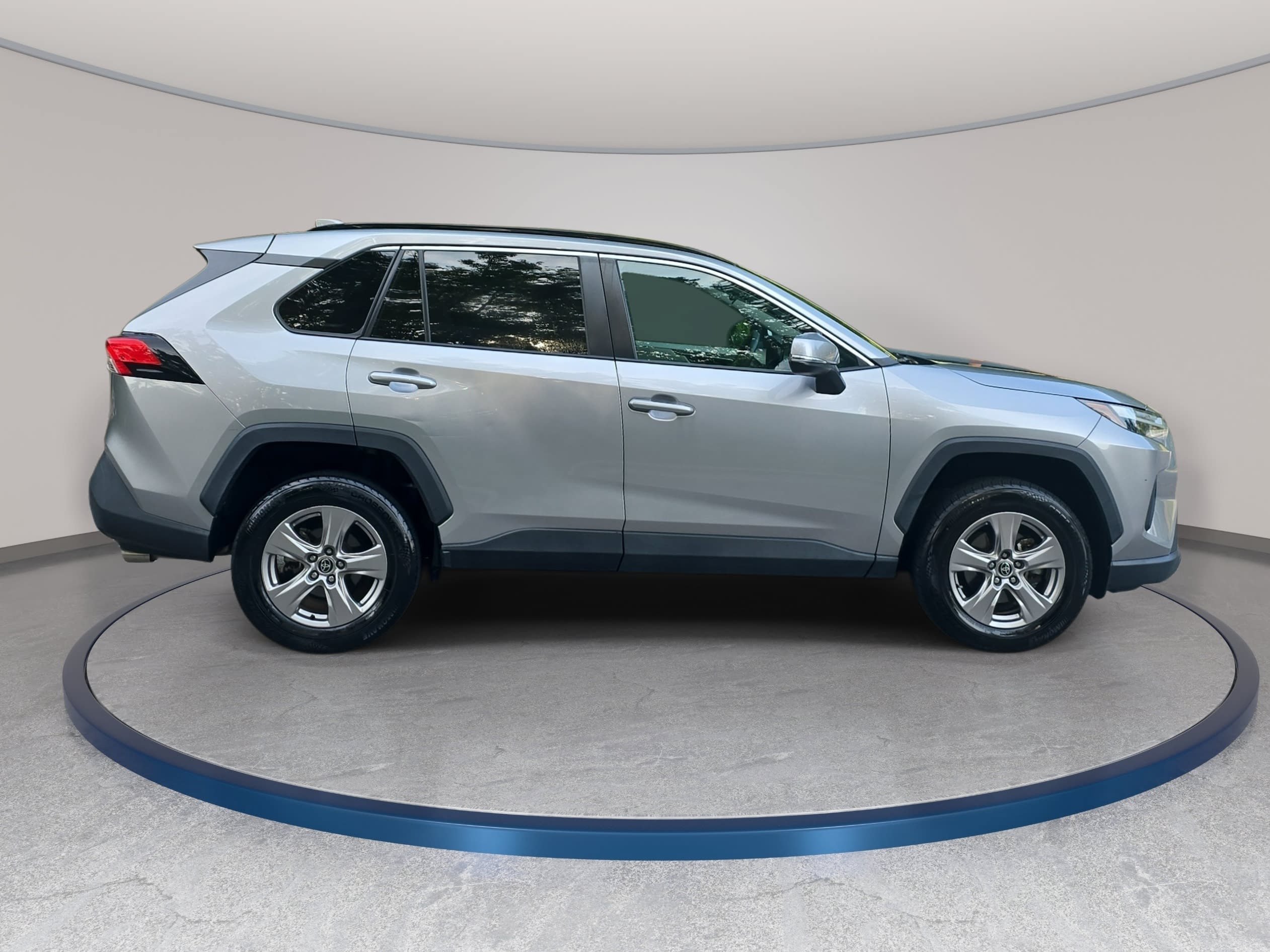 Used 2022 Toyota RAV4 XLE w/ Convenience Package FWD image 4