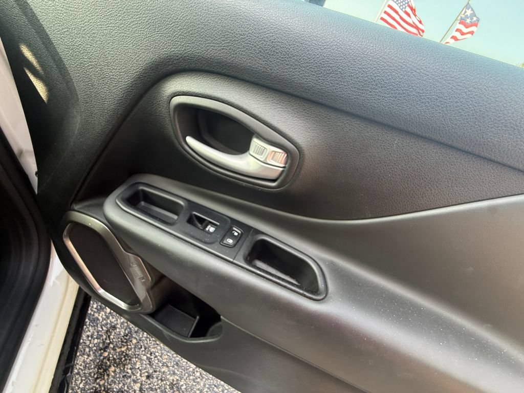 Used 2023 Jeep Renegade Latitude AWD/4WD image 38