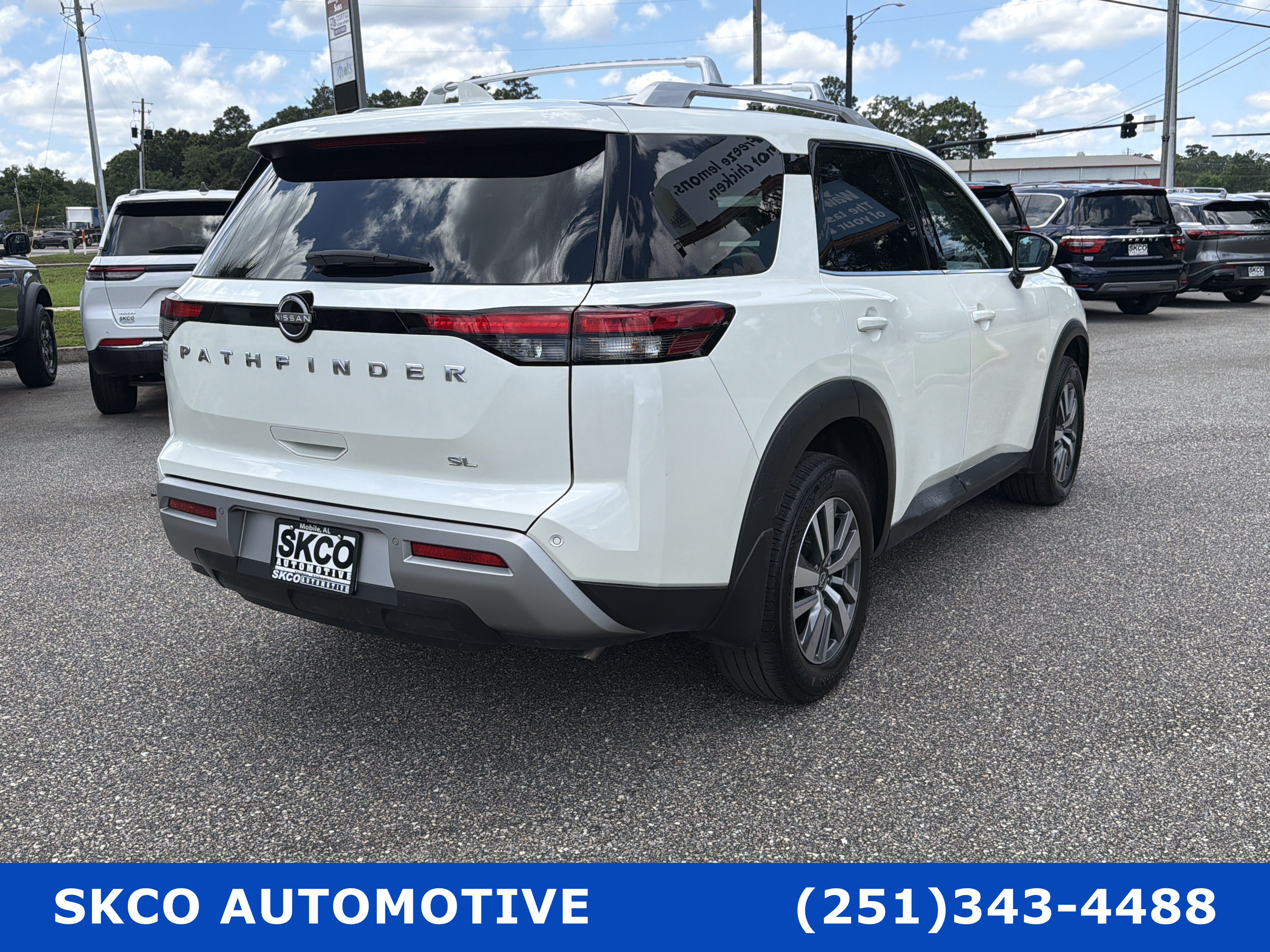 Used 2023 Nissan Pathfinder SL FWD image 5