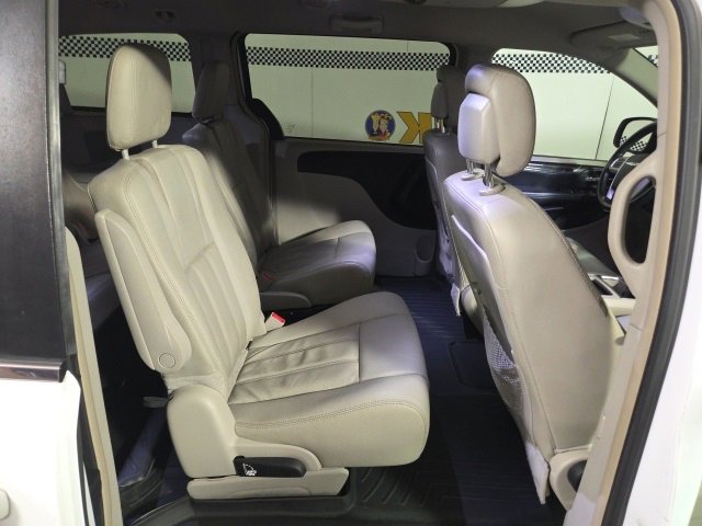 Used 2015 Chrysler Town & Country Touring image 18