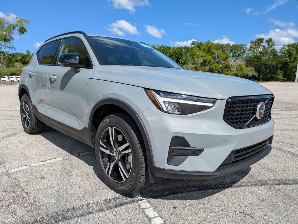 New 2026 Volvo XC40 B4 Core w/ Climate Package FWD image 8