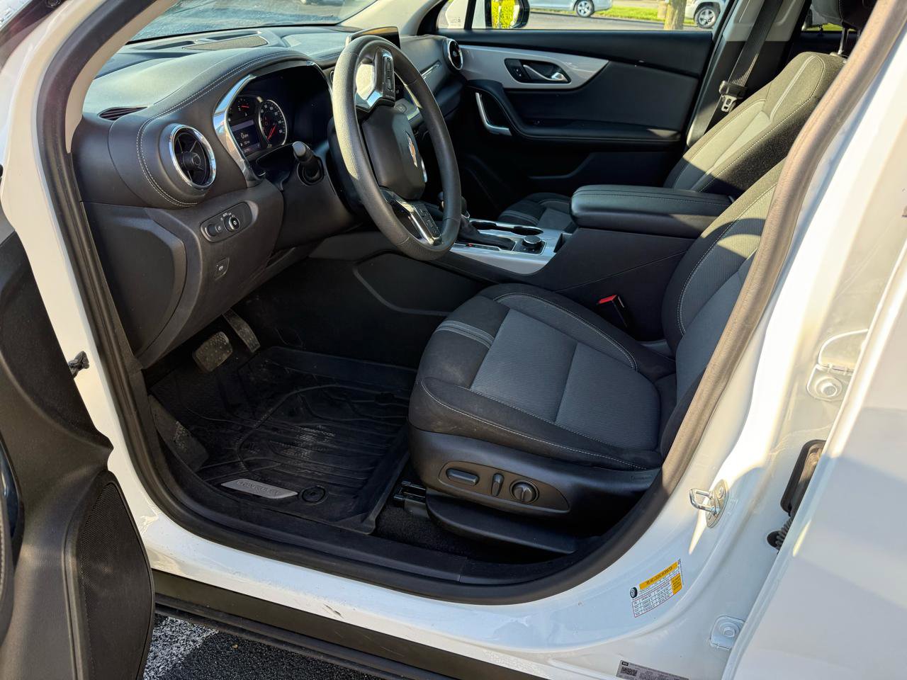 Used 2023 Chevrolet Blazer LT w/ Convenience Package FWD image 9