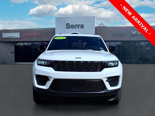 Used 2025 Jeep Grand Cherokee Altitude image 2