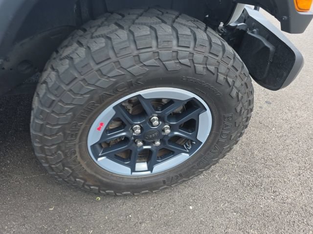 Used 2018 Jeep Wrangler Unlimited Sahara w/ Cold Weather Group AWD/4WD image 17