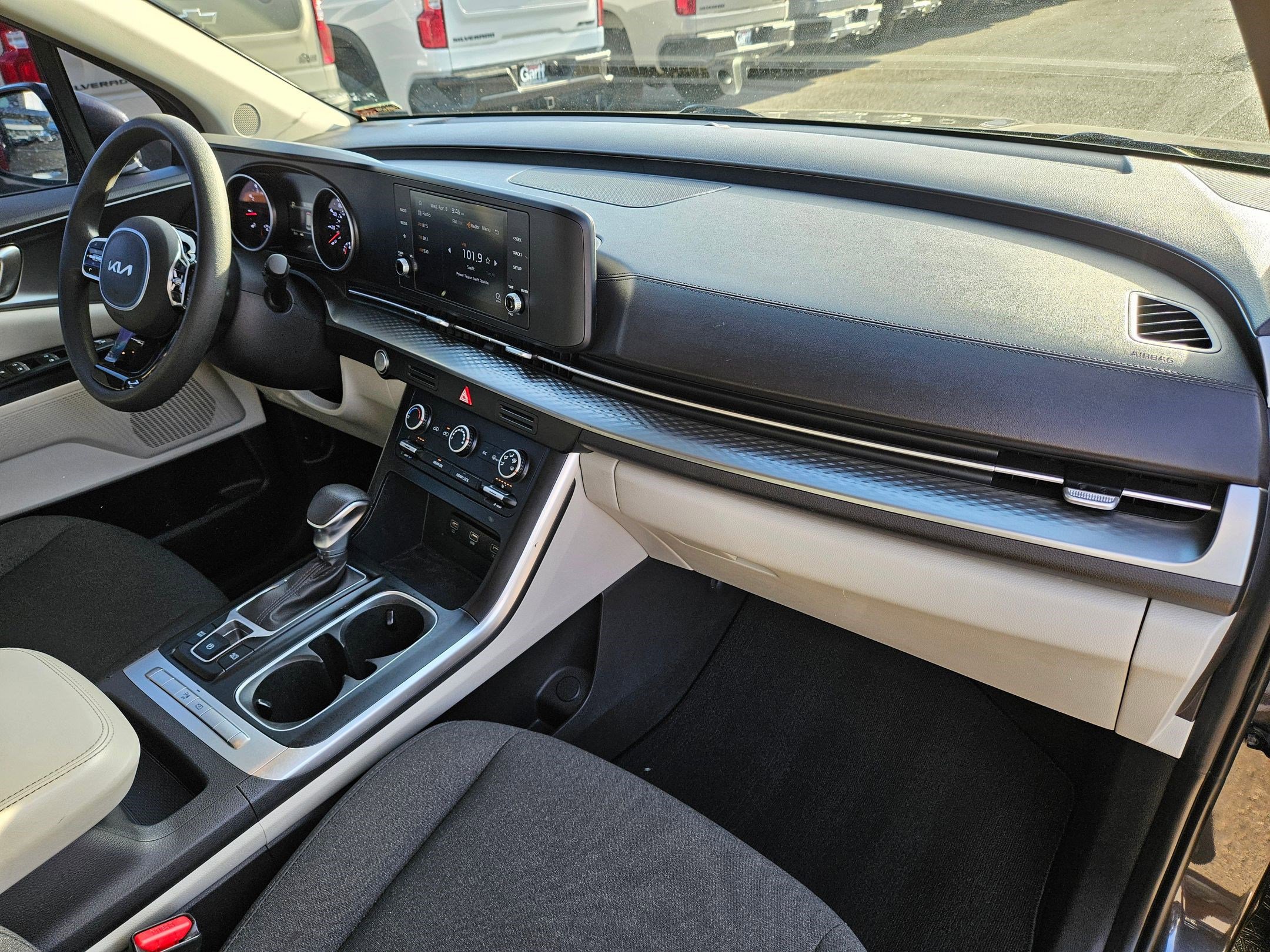 Used 2022 Kia Carnival LX image 31