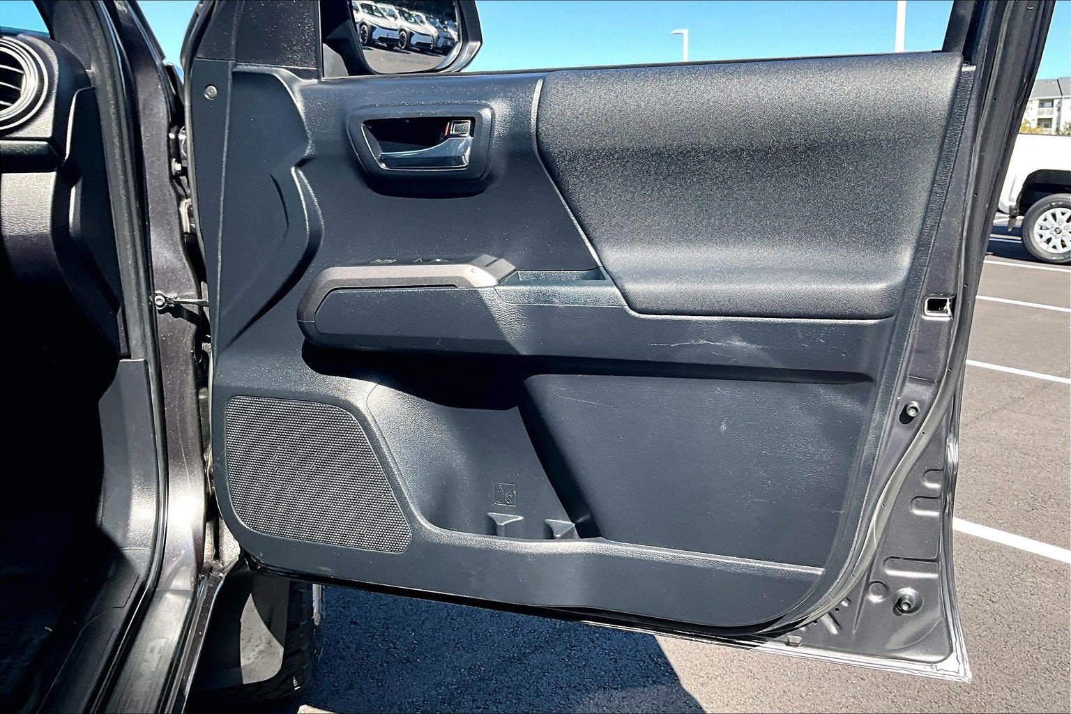Used 2018 Toyota Tacoma TRD Off-Road w/ Technology Package AWD/4WD image 21