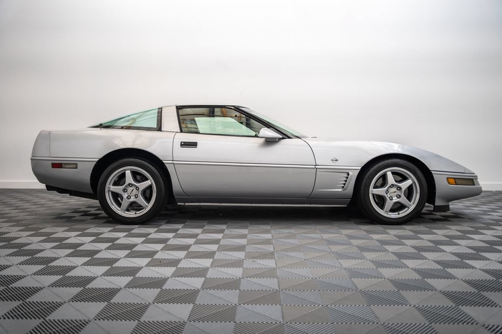 Used 1996 Chevrolet Corvette Coupe RWD image 4