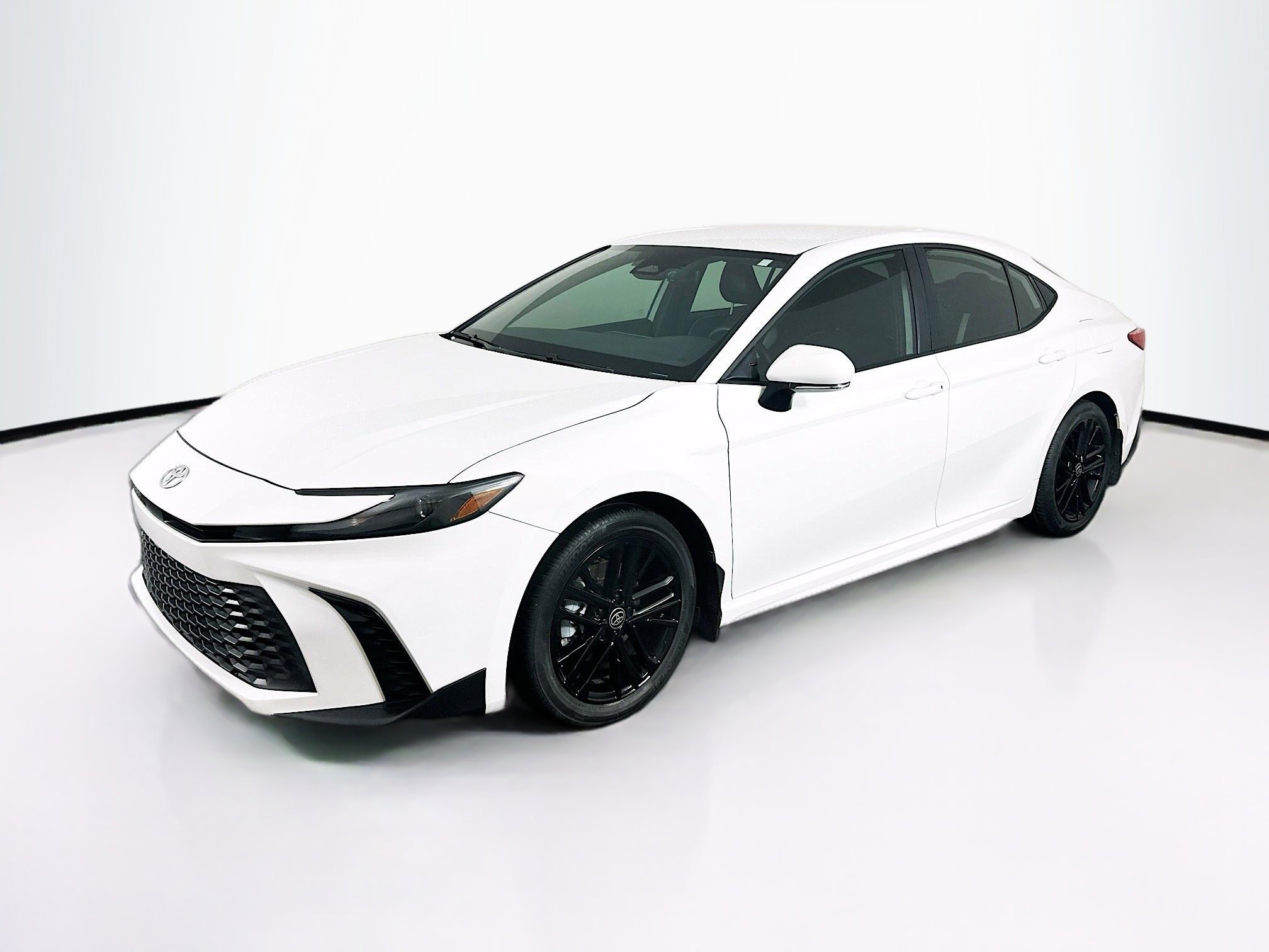 Used 2025 Toyota Camry SE image 3