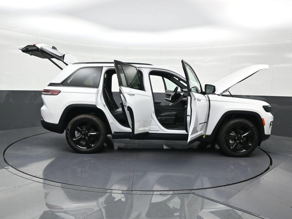 Used 2025 Jeep Grand Cherokee Limited w/ Black Appearance Package image 32