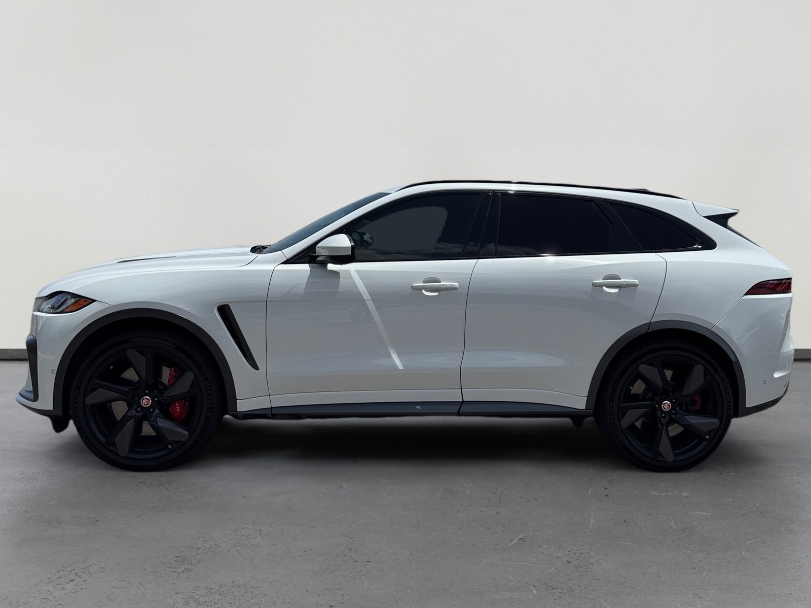 Used 2021 Jaguar F-PACE SVR AWD/4WD image 2