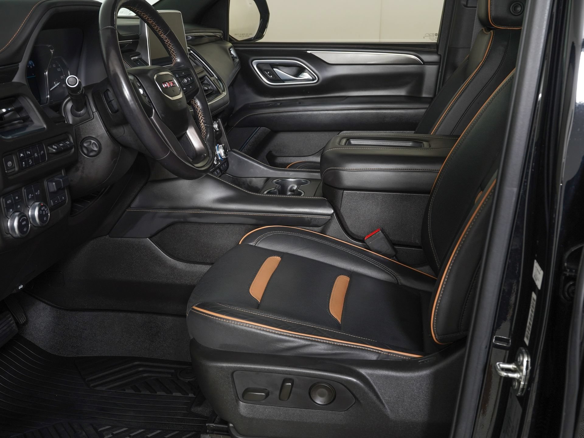 Used 2021 GMC Yukon XL AT4 w/ AT4 Premium Plus Package AWD/4WD image 15
