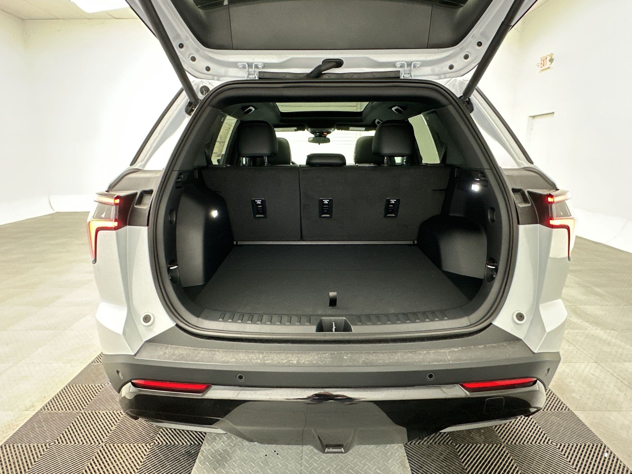 New 2027 Chevrolet Equinox RS w/ LPO, Floor Liner Package AWD/4WD image 25