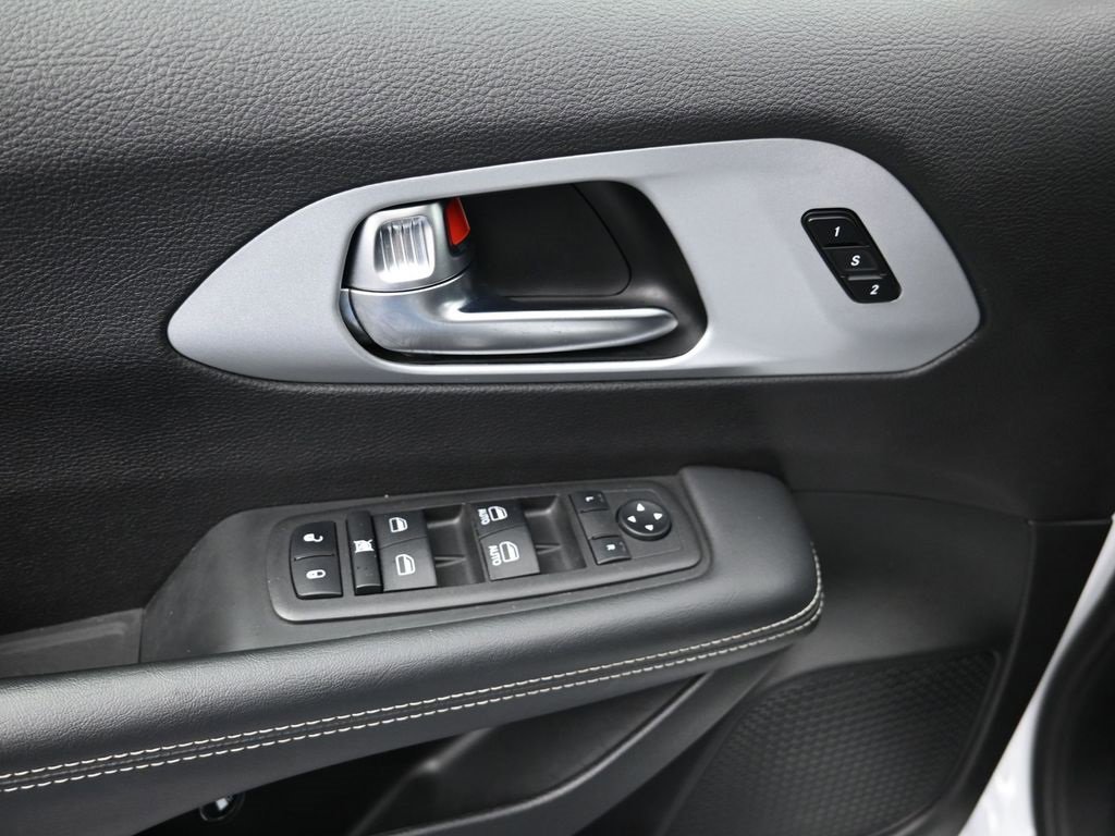 Used 2024 Chrysler Pacifica Select image 11