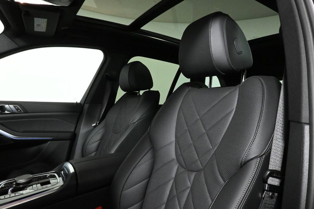 Used 2025 BMW X5 xDrive50e w/ M Sport Package image 16