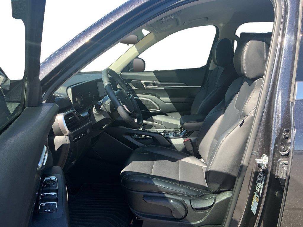 Used 2025 Kia Telluride LX FWD image 14