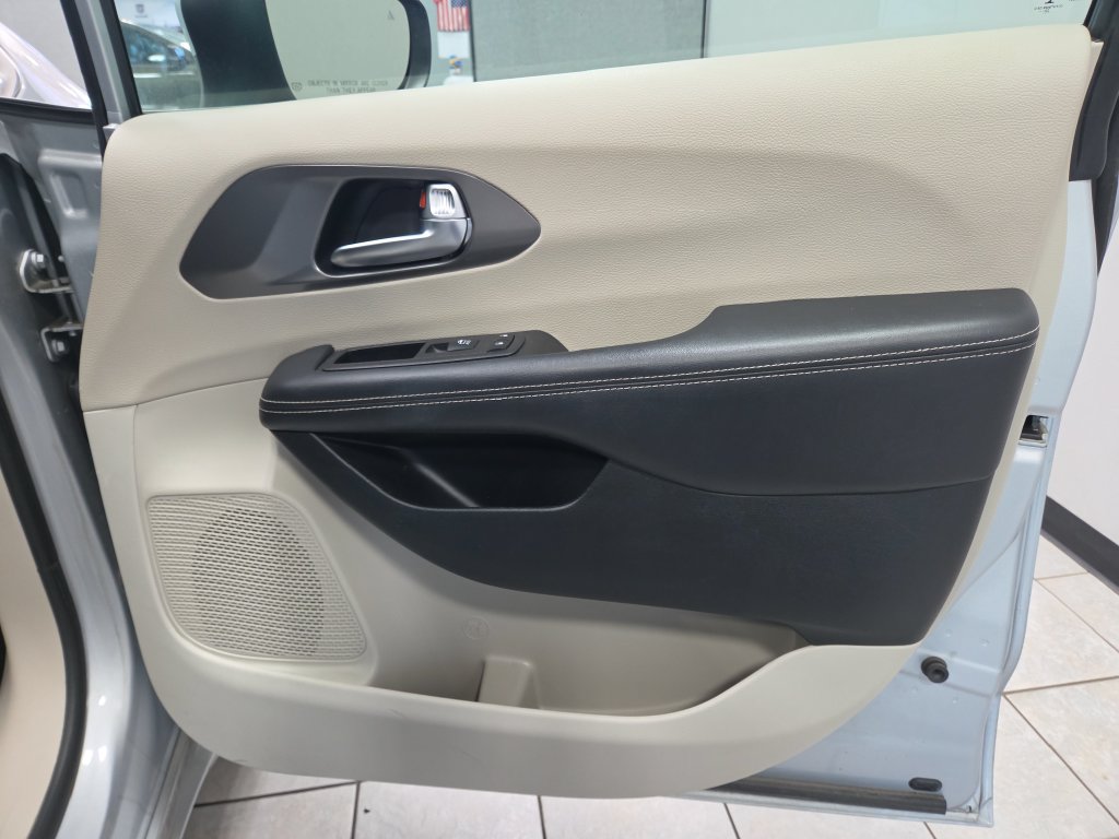Used 2023 Chrysler Pacifica Touring-L FWD image 19