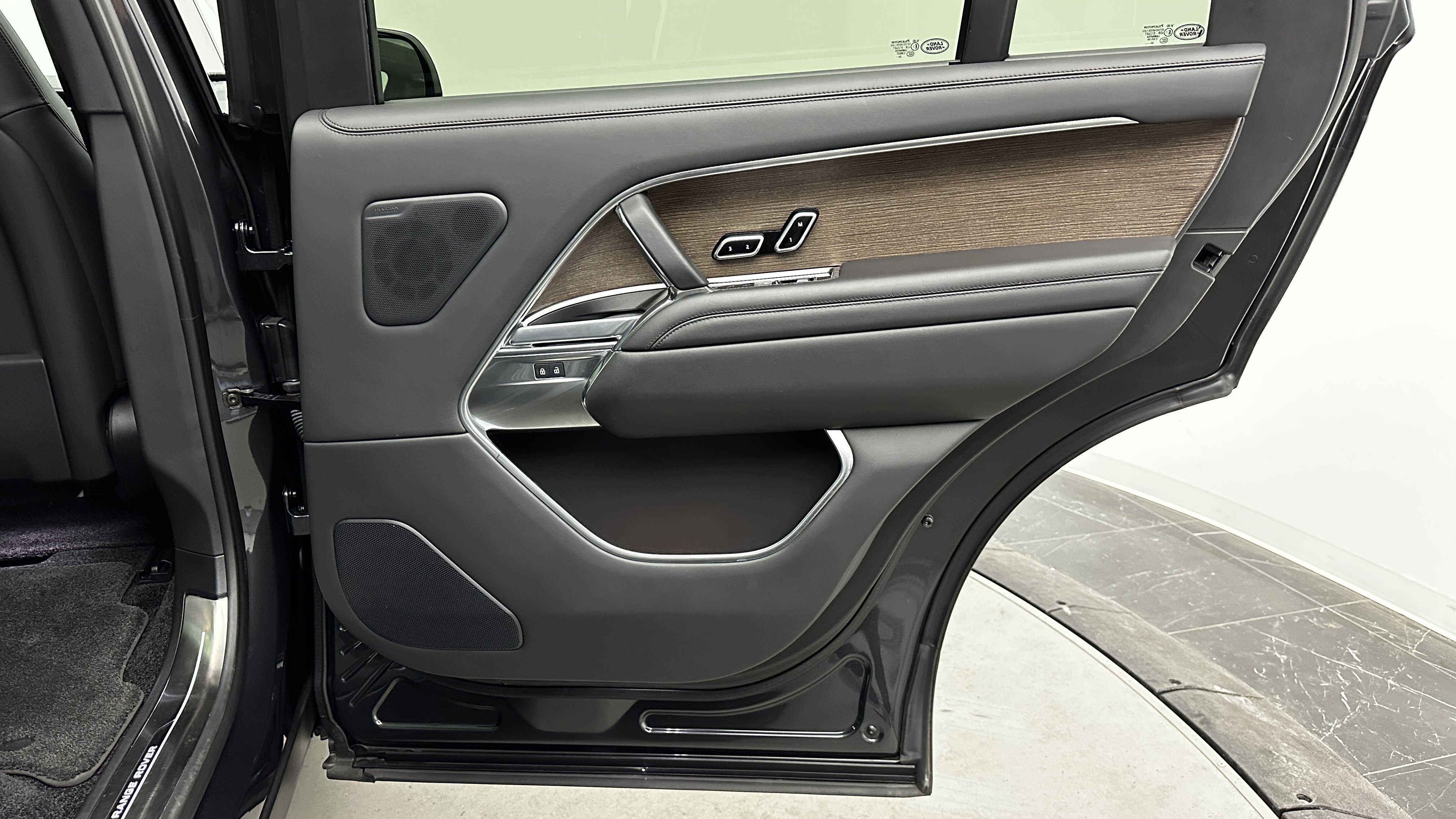 Used 2025 Land Rover Range Rover Long Wheelbase SE image 45