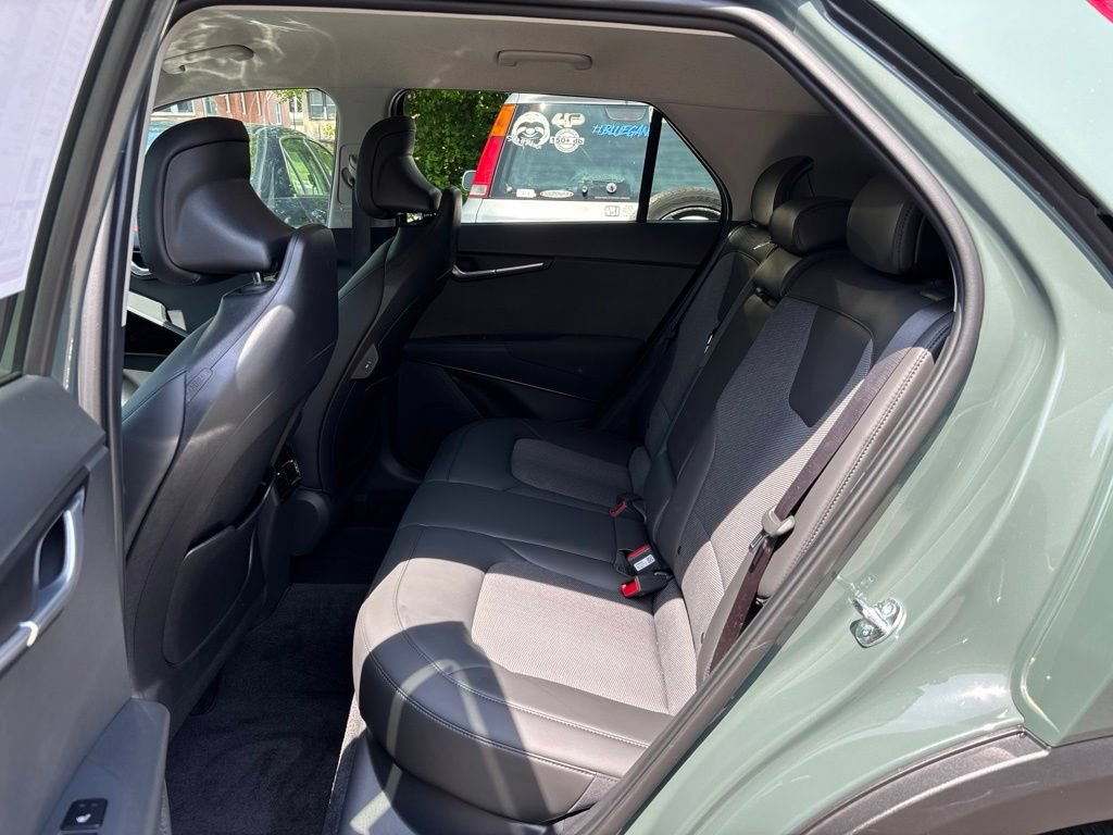 Used 2025 Kia Niro EX w/ EX Cold Weather Package FWD image 17