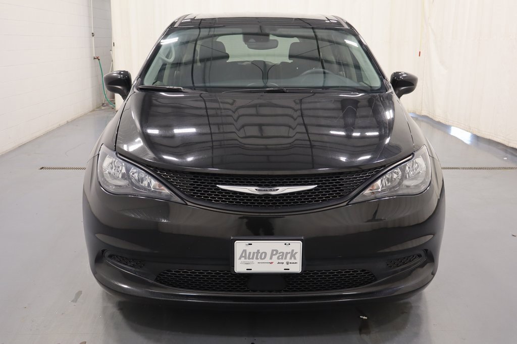 Used 2023 Chrysler Voyager LX image 2