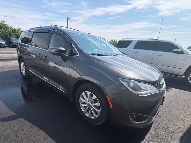 Used 2019 Chrysler Pacifica Touring-L FWD image 3