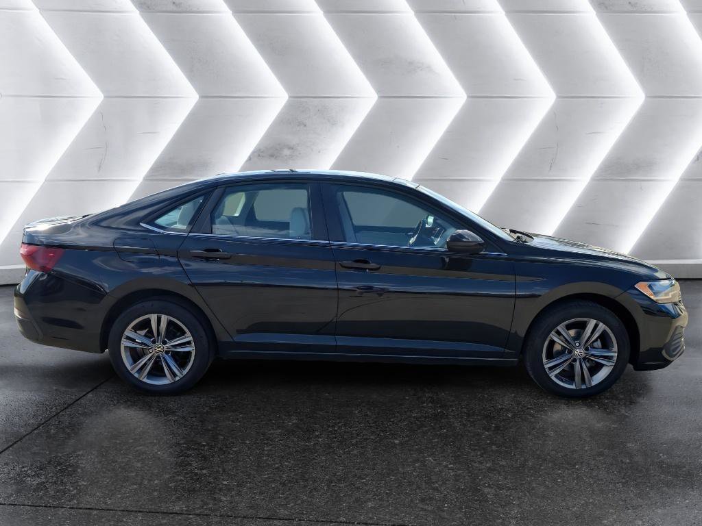 Used 2023 Volkswagen Jetta SE w/ Panoramic Sunroof Package image 4