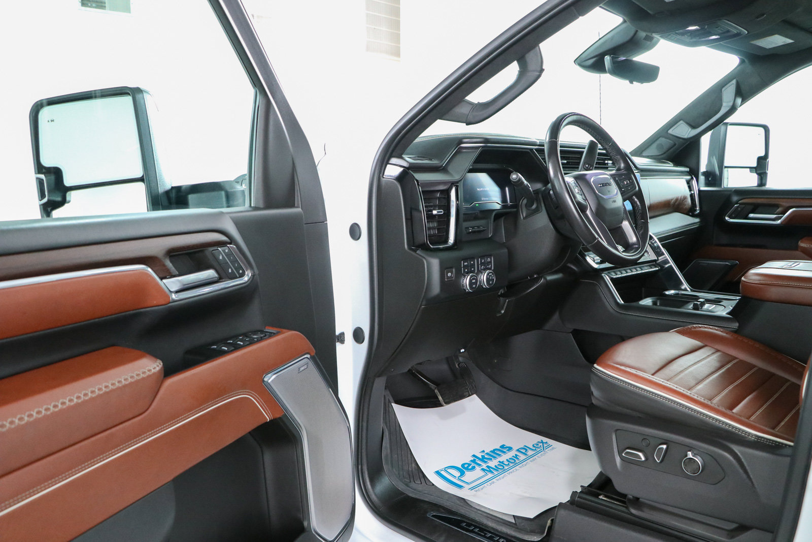 Used 2024 GMC Sierra 2500 Denali Ultimate w/ Max Trailering Package AWD/4WD image 3