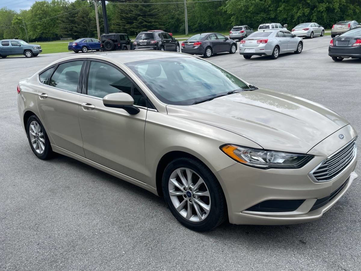 Used 2017 Ford Fusion SE w/ Fusion SE Technology Package image 4