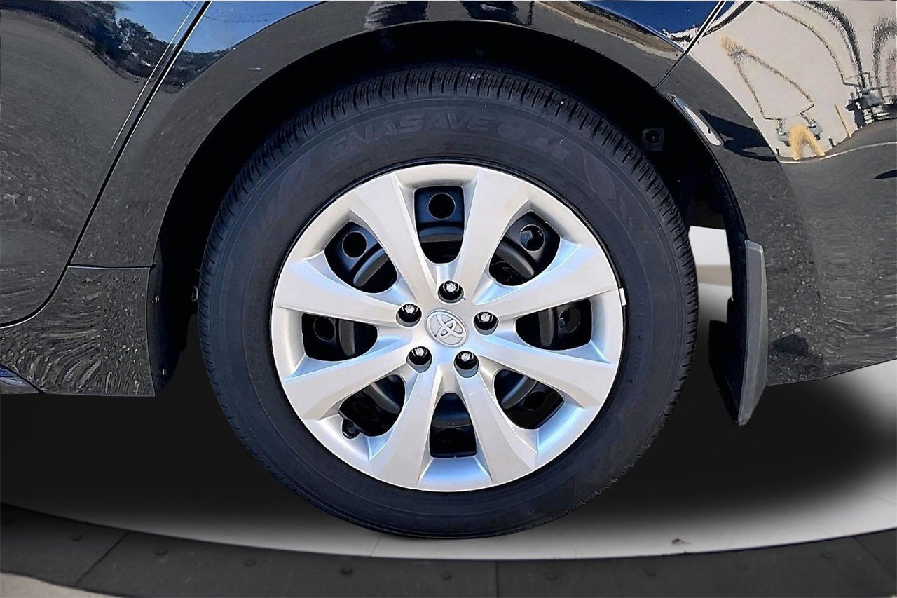 Used 2025 Toyota Corolla LE image 33