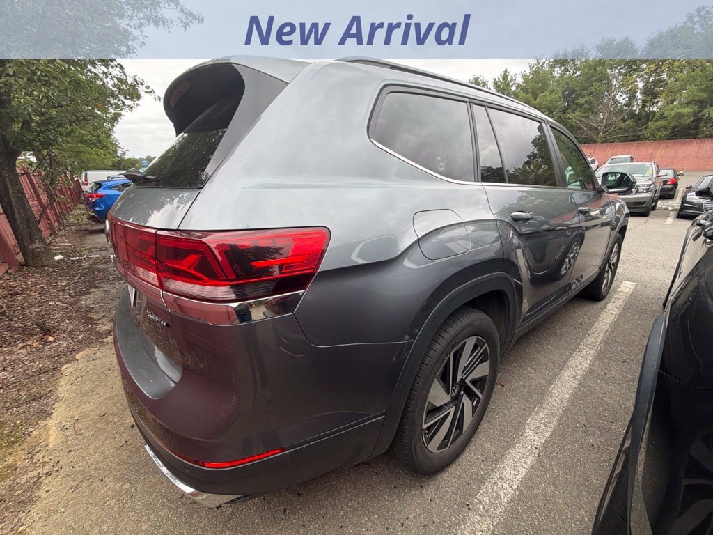Used 2025 Volkswagen Atlas SE AWD/4WD image 4