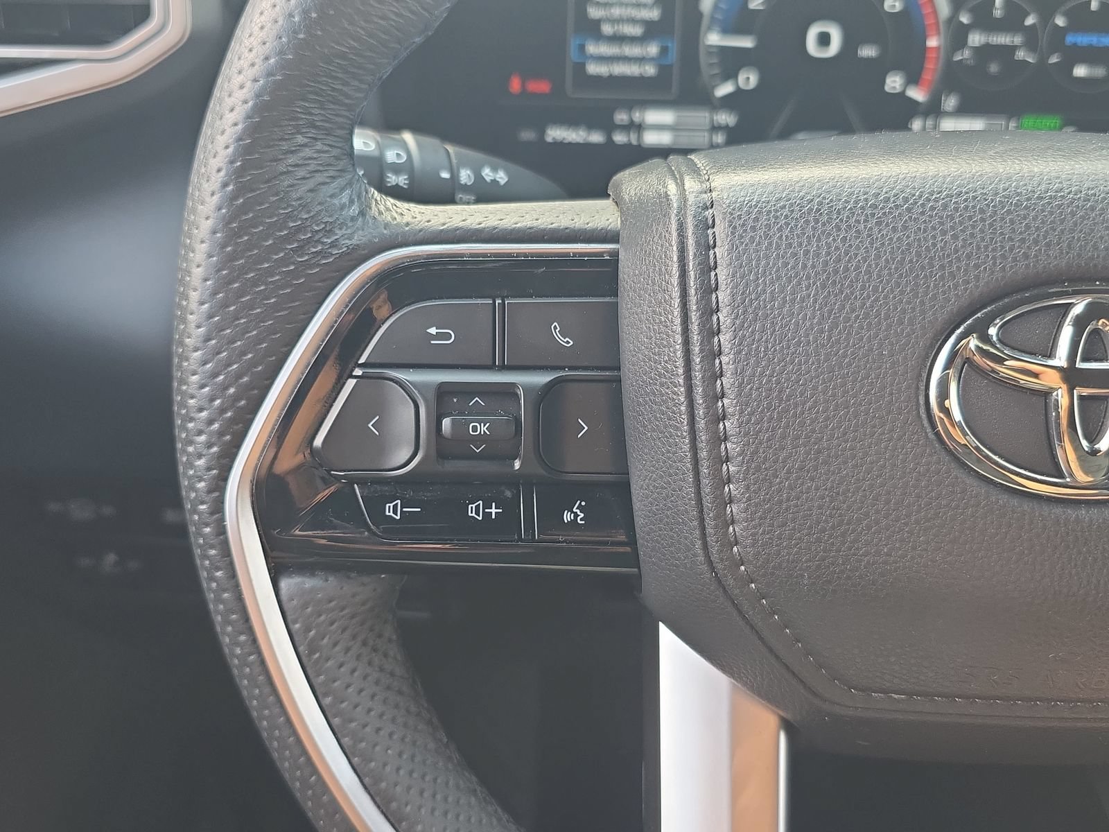 Used 2025 Toyota Sequoia Platinum AWD/4WD image 14