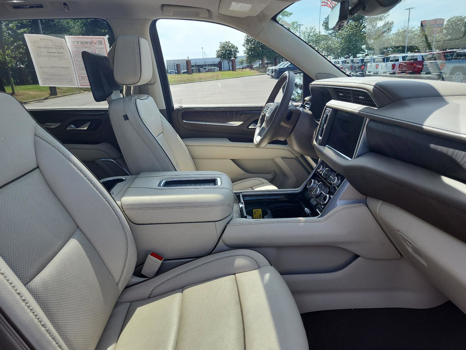 Used 2023 GMC Yukon XL Denali w/ Denali Reserve Package image 8