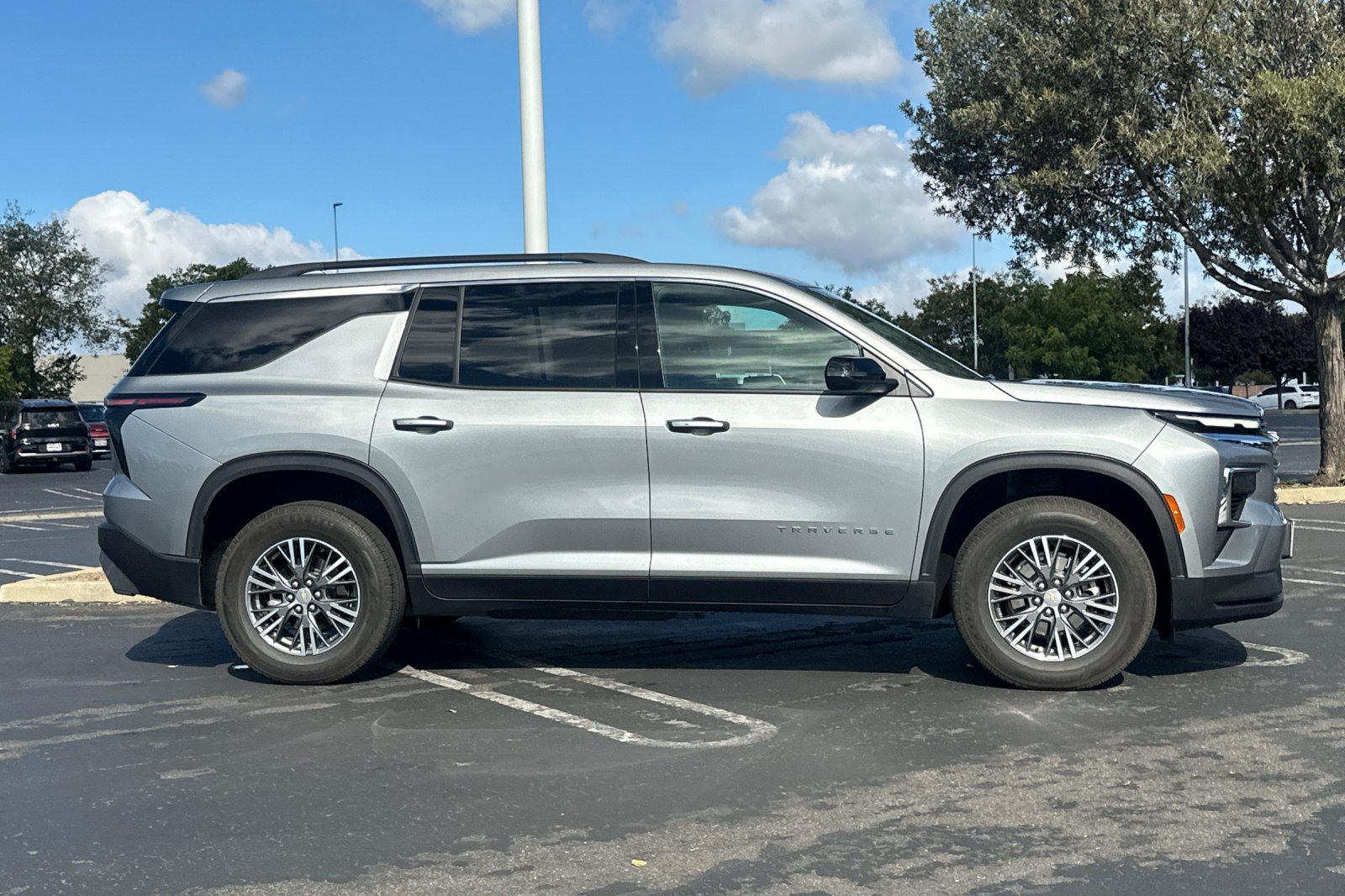 Used 2025 Chevrolet Traverse LT AWD/4WD image 3