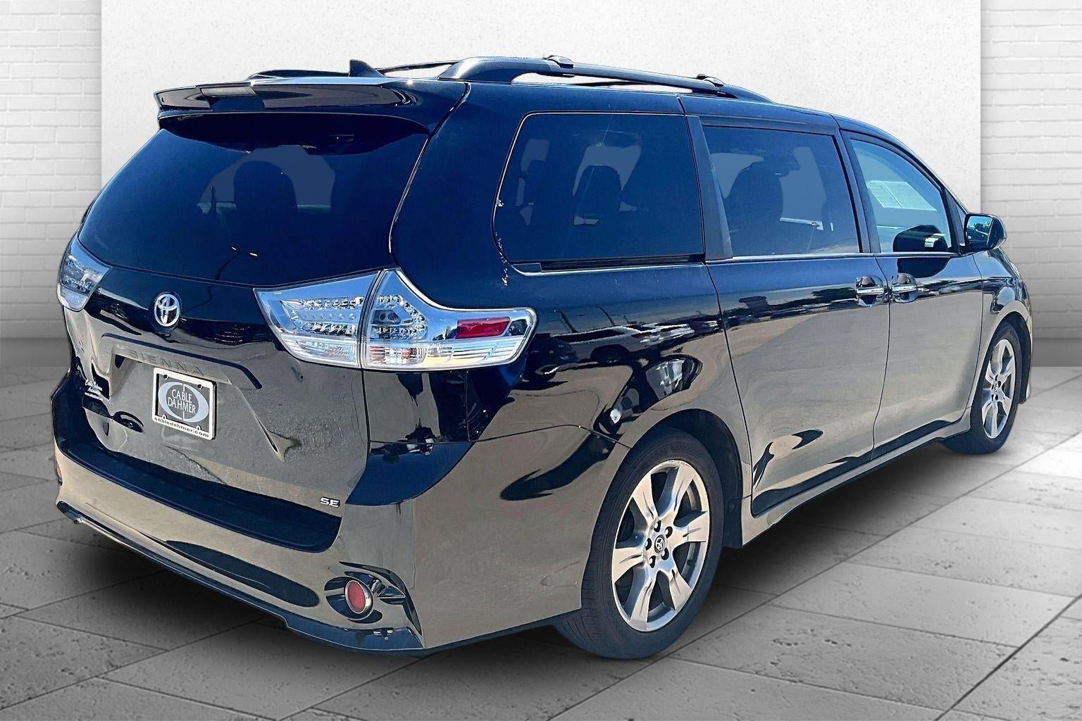 Used 2018 Toyota Sienna SE Premium w/ Carpet Mat Package FWD image 5