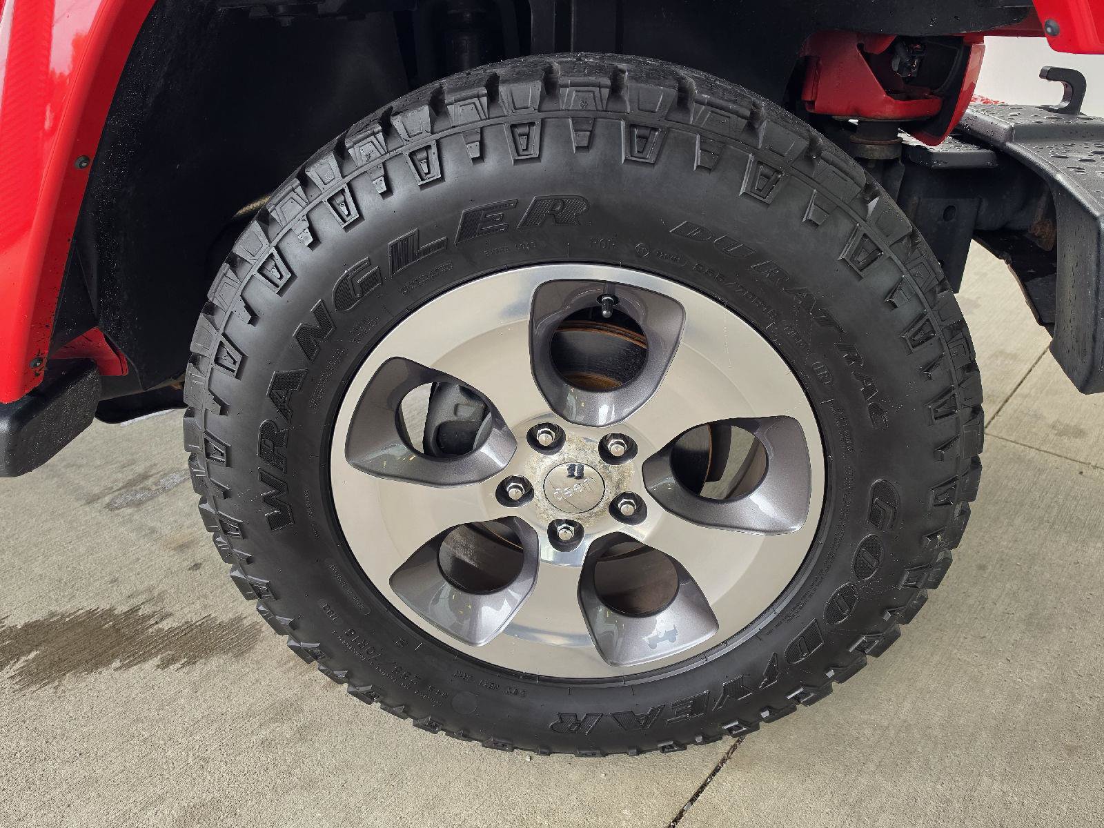Used 2017 Jeep Wrangler Sahara w/ Connectivity Group AWD/4WD image 6