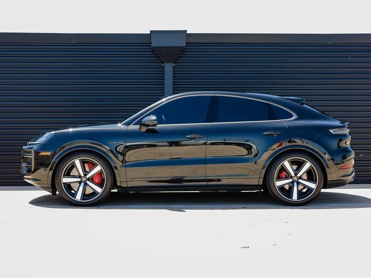 Certified 2025 Porsche Cayenne Turbo image 2