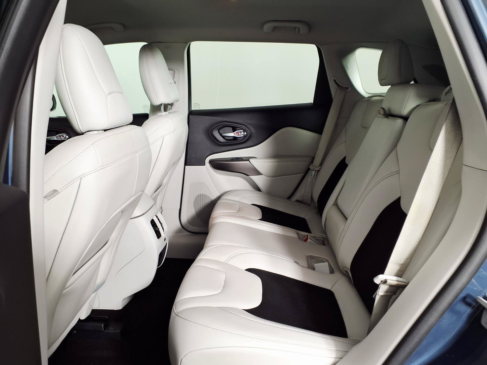 Used 2020 Jeep Cherokee Latitude Plus AWD/4WD image 13