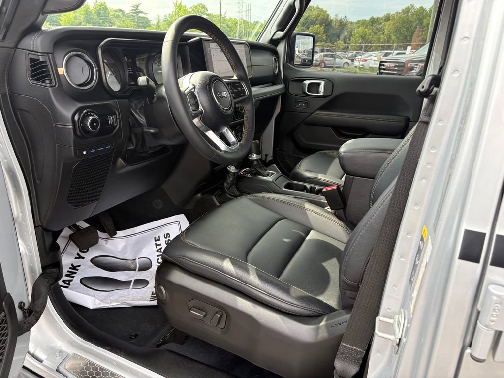 Used 2024 Jeep Wrangler Unlimited Sahara w/ Technology Group AWD/4WD image 14