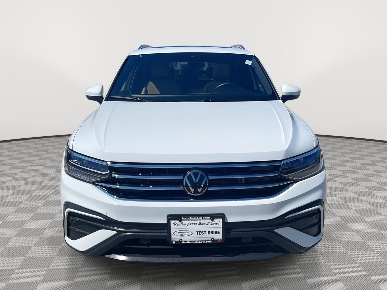 Used 2024 Volkswagen Tiguan SE w/ Panoramic Sunroof Package AWD/4WD image 2
