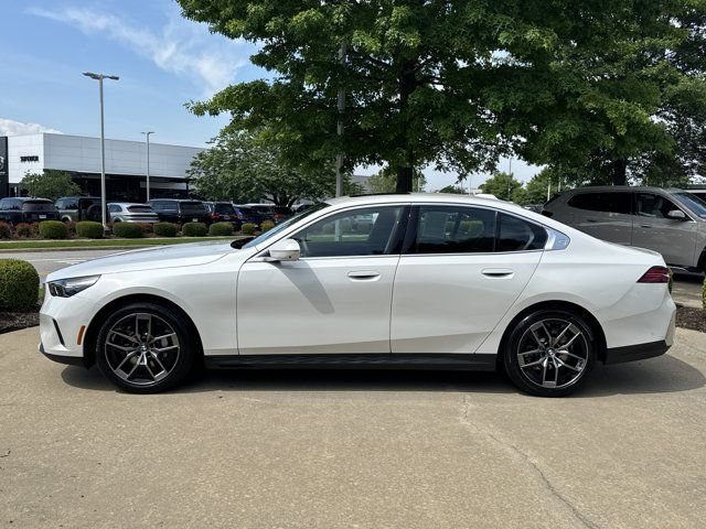 Used 2026 BMW 530i xDrive AWD/4WD image 2