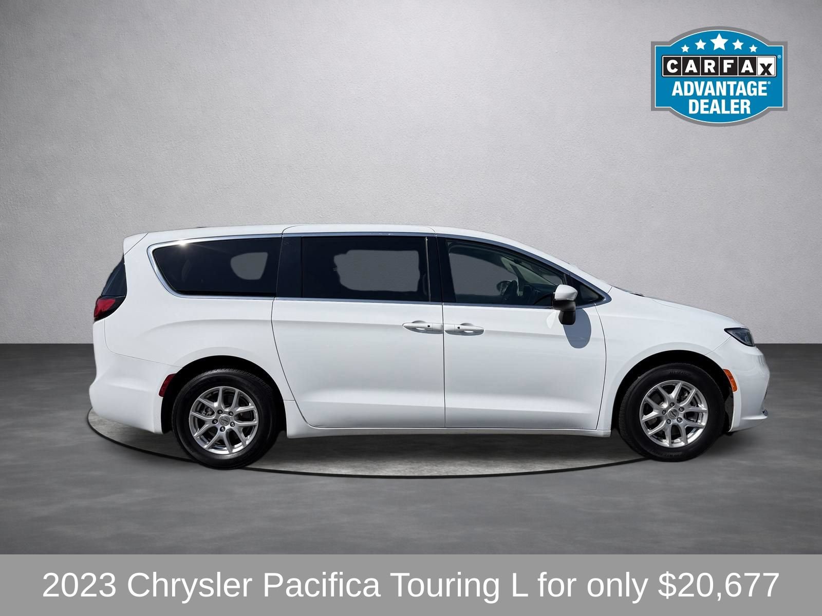 Used 2023 Chrysler Pacifica Touring-L FWD image 2