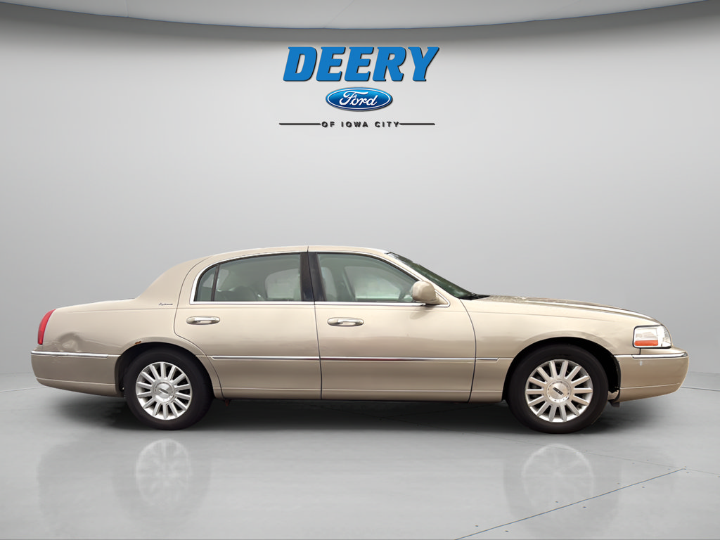 Used 2004 Lincoln Town Car Signature RWD image 5