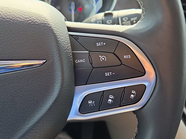 Used 2023 Chrysler Pacifica Touring-L FWD image 25